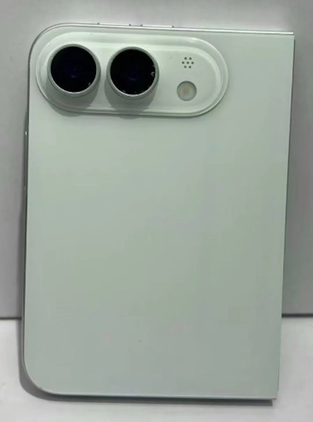 有曝光消息指出，iPhone Ultra將搭載4800萬主鏡頭加4800萬超廣角，沒有長焦。（gsmarena.com）