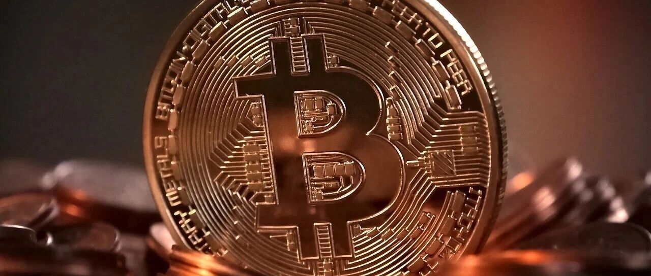 比特币暴涨、黄金新高,钱在逃离什么?